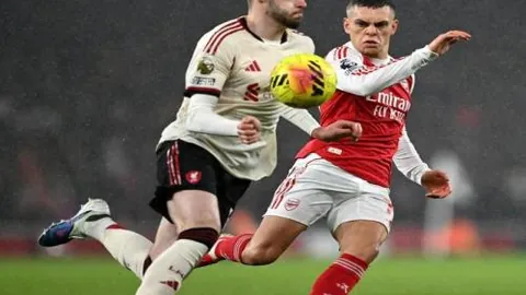 在维卡里奥神勇守护下，力挽狂澜！面对曼联狂轰滥炸，全场8次扑救彰显英雄本色！